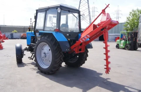 Ямобур навесной НБУ-1300 на тракторе МТЗ (Беларус) с приводом от ВОМ